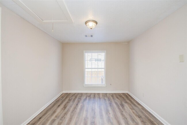 Building Photo - 1051 W Little York Rd