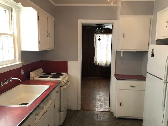 Building Photo - Great 4 Bedroom Home In Harper Woods