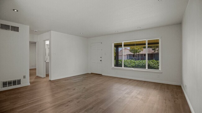 Building Photo - Charming 2 bedroom 1 bath!