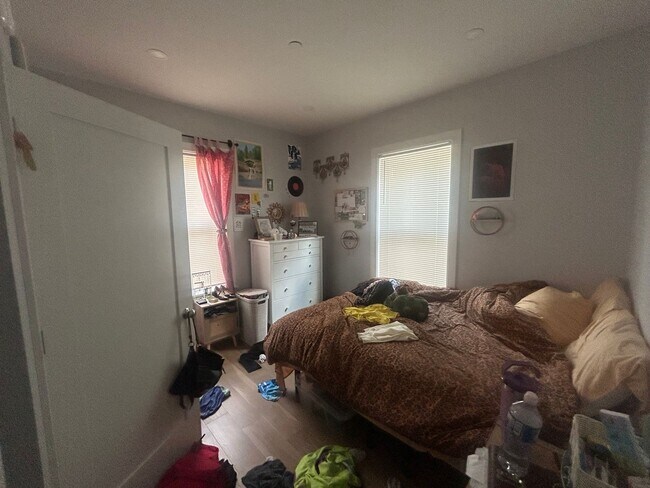 Building Photo - NO BROKER FEE!!  RECENTLY-RENOVATED OAK SQUARE 3 BED/2 BATH W/ LAUNDRY, PARKING