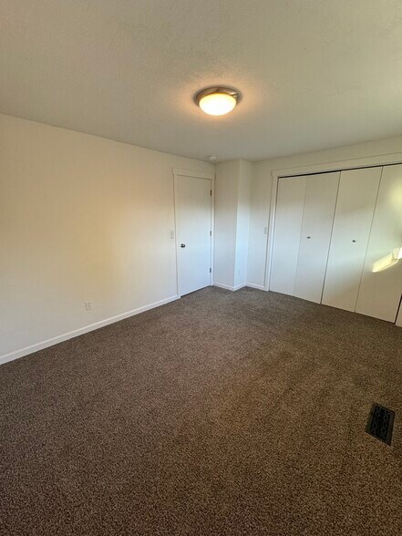 Building Photo - 5635 N 49th St