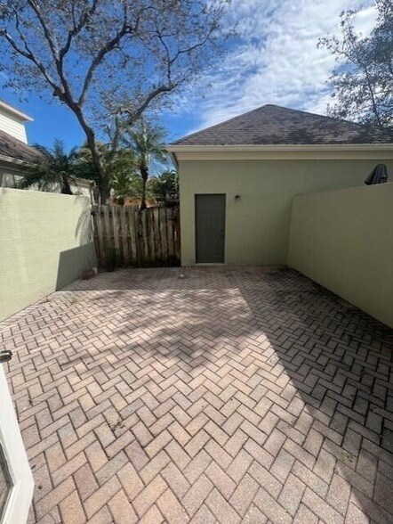 Building Photo - 211 E Thatch Palm Cir