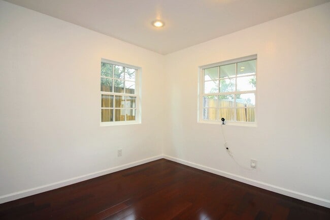 Building Photo - 2 Bedroom Home with Large Yard in SW Santa Rosa