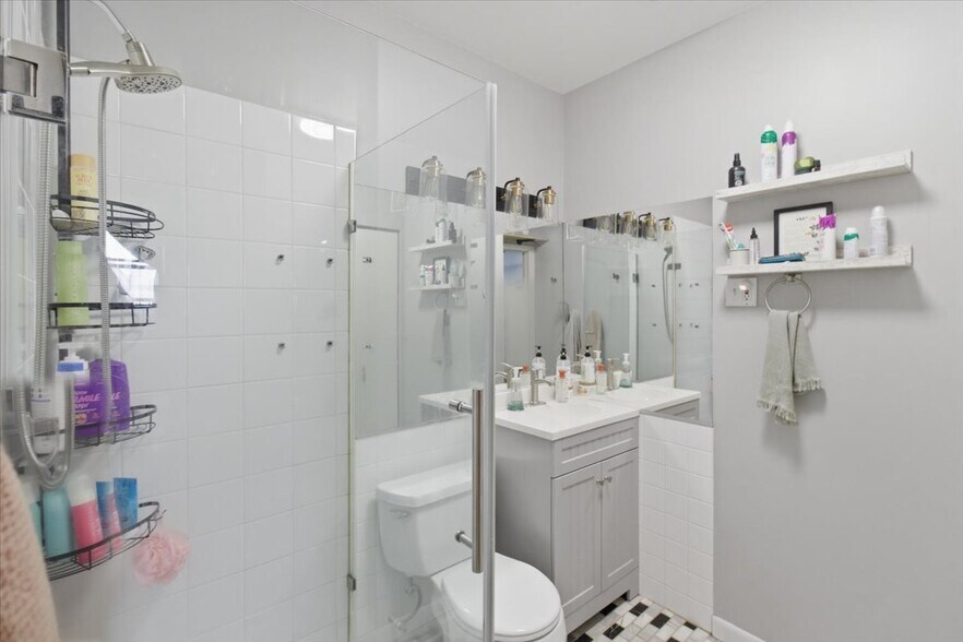 Building Photo - 3147 W Wellington Ave