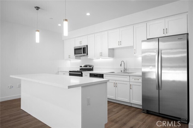 Building Photo - 10657 Moorpark St