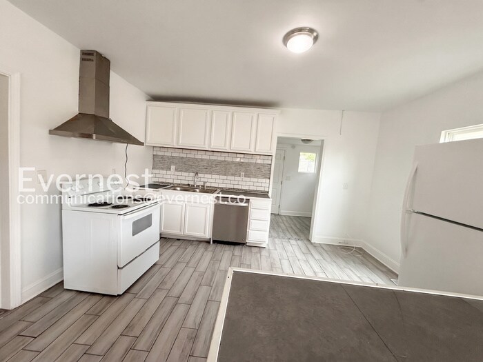 Building Photo - 1402 Avenue E