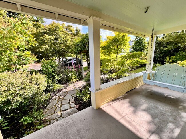 Building Photo - Gorgeous, Executive Living in Beautiful Ma...