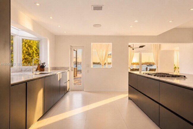 Building Photo - 1300 S Venetian Way