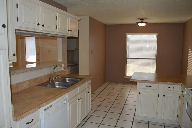 Building Photo - 3 Bedroom Townhome for Lease