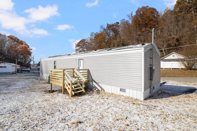 Building Photo - 100 Burrow Ln