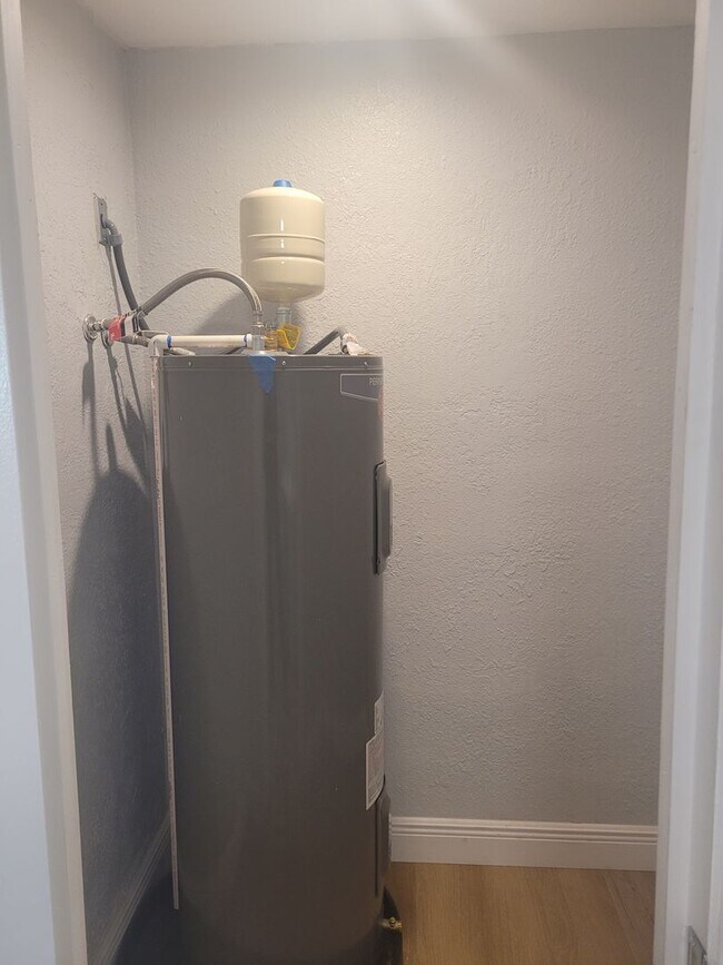 Building Photo - 1320 S Oleander Ave