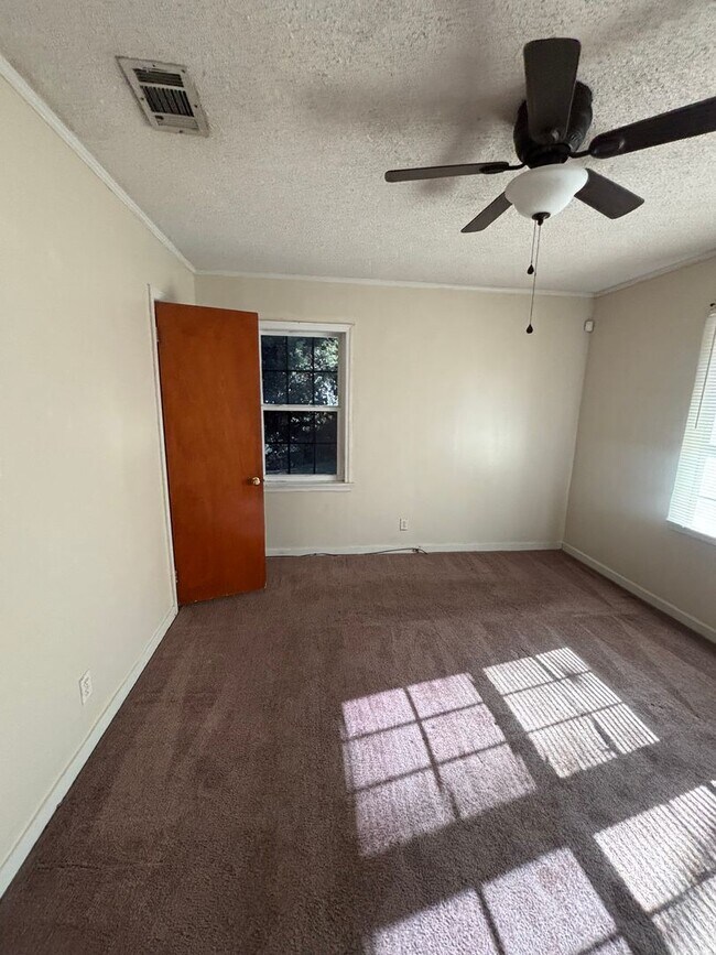 Building Photo - Convenience in the City of Valdosta