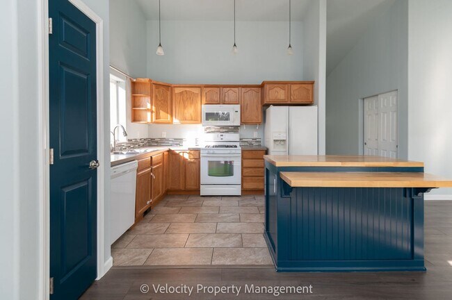 Building Photo - Light & Bright Single Level Home!