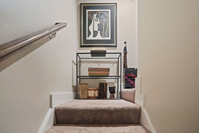 Building Photo - 820 Fern Pl NW