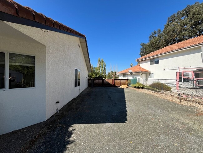 Building Photo - 946 St Ann Dr