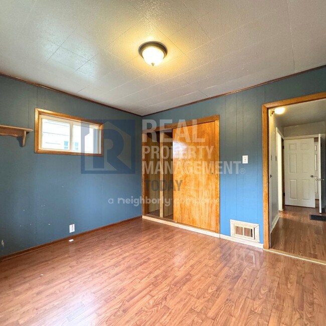 Building Photo - Sweet 3 bedroom and 2 bath + 3 car garage ...