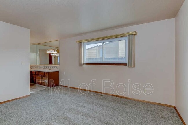 Building Photo - 810 N Horton St