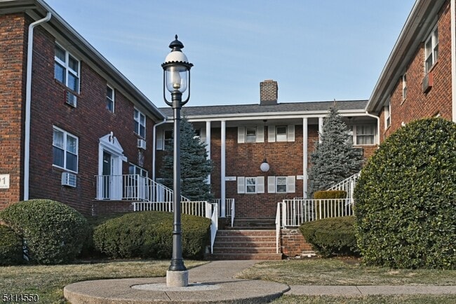 Building Photo - 191 N Beverwyck Rd