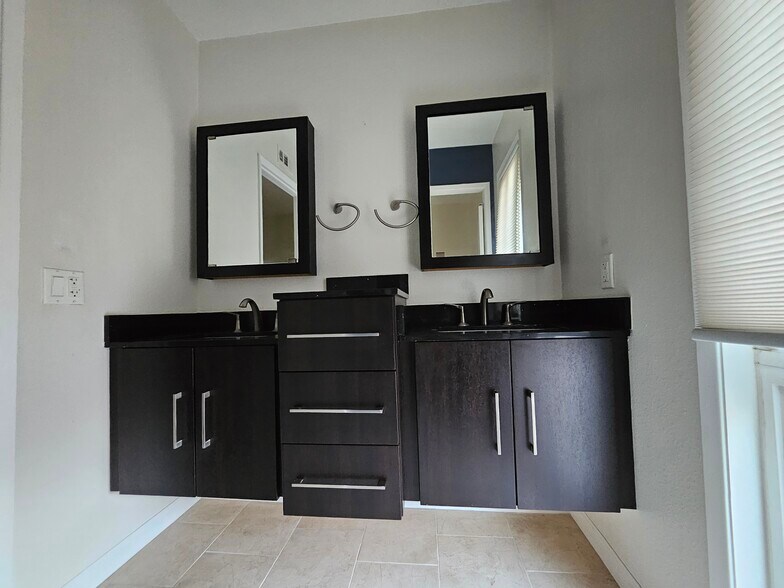 Upstairs Full Bath - 17631 Mapes Ave