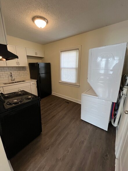 Building Photo - 300 Chamberlain St