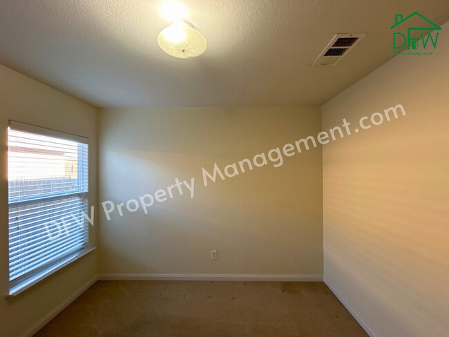 Building Photo - 10009 Iron Ridge Dr