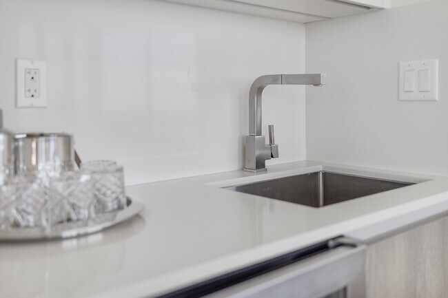 Building Photo - 3100 N Ocean Dr