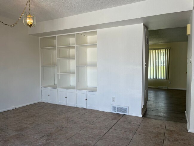 Building Photo - 3 bed 2.5 bath townhome