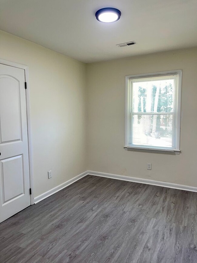 Building Photo - Remodeled 4 Bed/2 Bath Ranch Home!