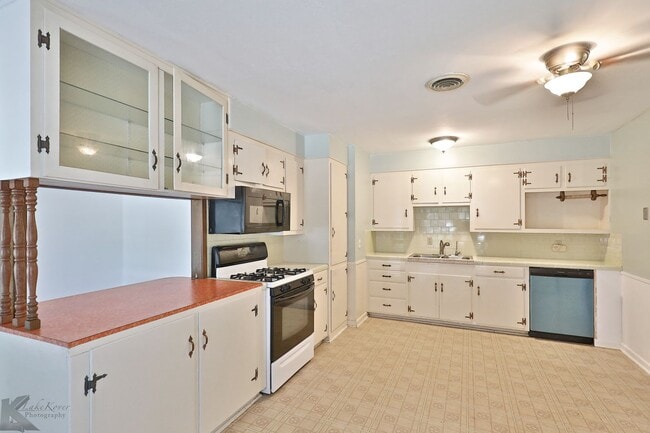 Building Photo - 3 bed/1.5 bath, 2 living home