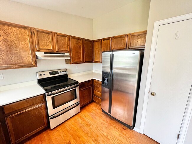 Building Photo - 3 bed, 1 bath Tri-level Home in Foxstone Neighborhood