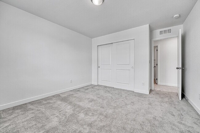 Building Photo - $4,450.00, 5 bed, 4.5-bath located in Broo...