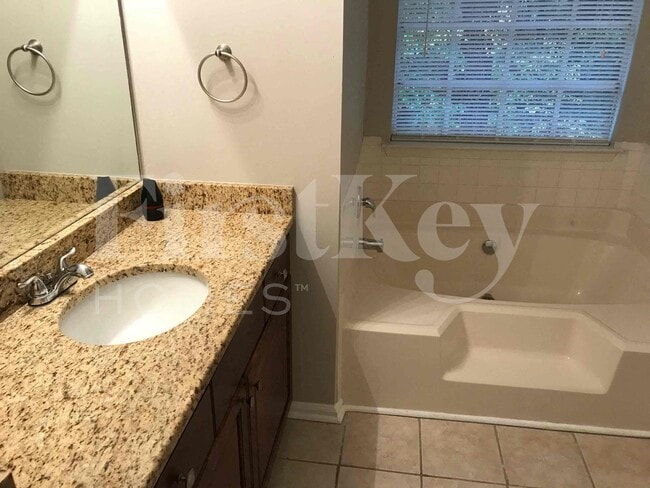 Building Photo - 120 Cinnamon Fern Cir