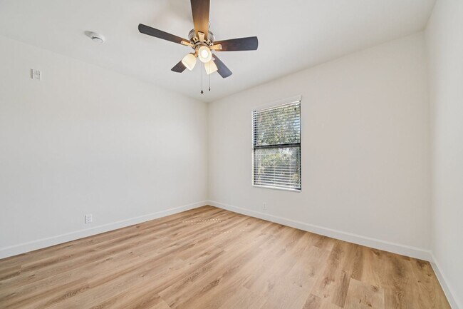 Building Photo - 3BD/2BA Apartment with Laundry In-Unit, Appliances, Tandem Parking & More | 1MO. Free OAC