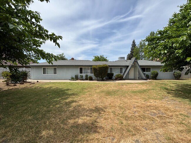 Building Photo - 7421 N Maple Ave