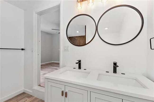 Building Photo - Charming 3 Bed, 3 Bath Bungalow in Independence!