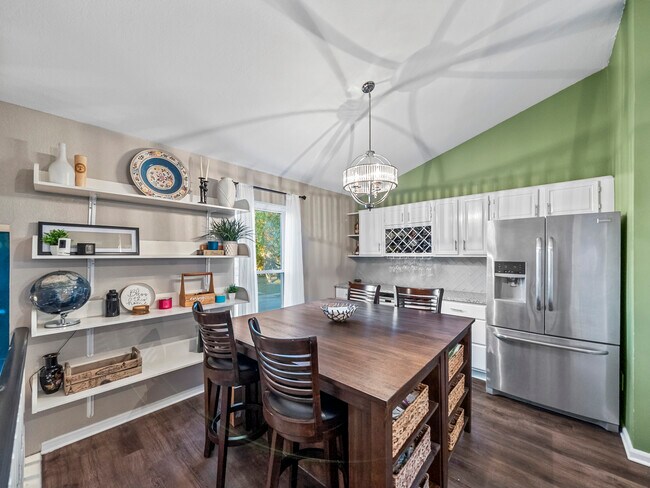 Building Photo - 2301 Summit Dr