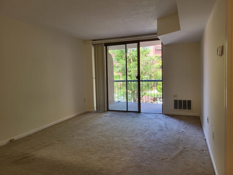 Whole view of living room - 4808 Moorland Ln