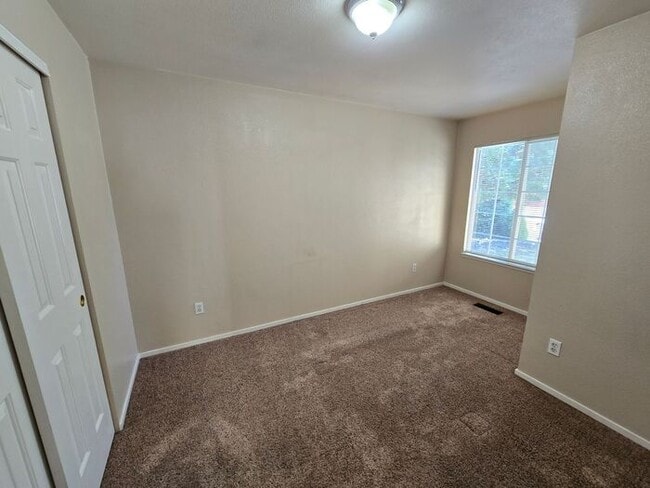 Building Photo - Charming 3 Bedroom, 2 Bath Home with Large...