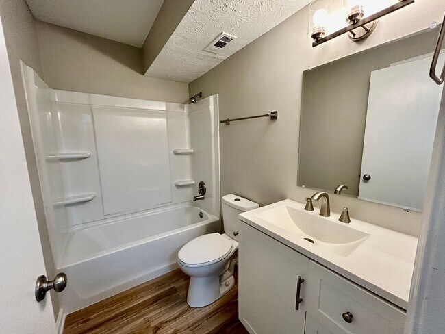 Building Photo - FULLY REMODELED DOWNSTAIRS UNIT!