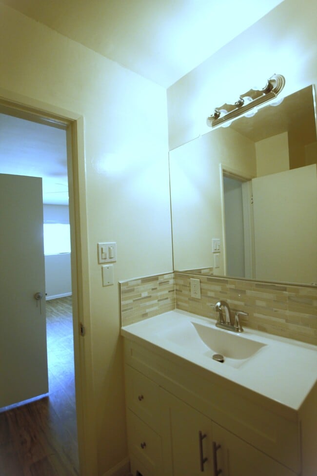 Building Photo - 7125 Hawthorn Ave