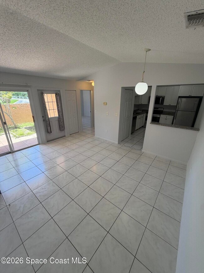 Building Photo - 1440 Malibu Cir NE
