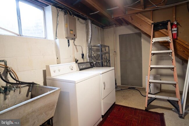 Building Photo - 933 Elm Rd