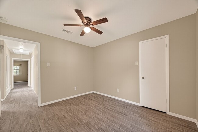 Building Photo - 7527 N Hollow Cir