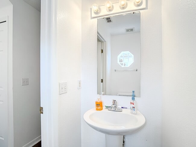 Building Photo - 9856 Ashburn Lake Dr