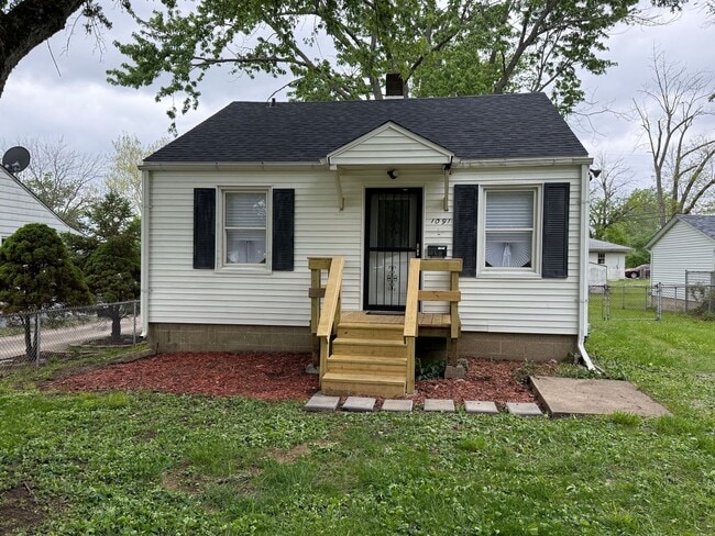 Building Photo - Freshly Renovated Bungalow in Home Park Area!