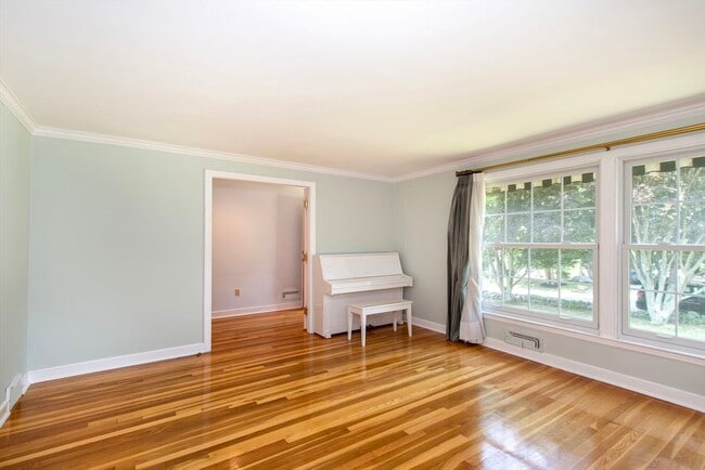 Building Photo - 45 Old Pasture Rd