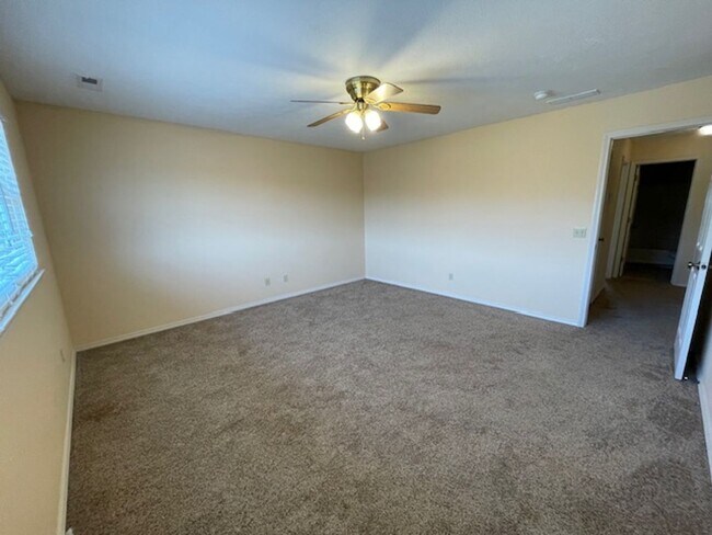 Building Photo - 4 Bedroom Home in SE Springfield!