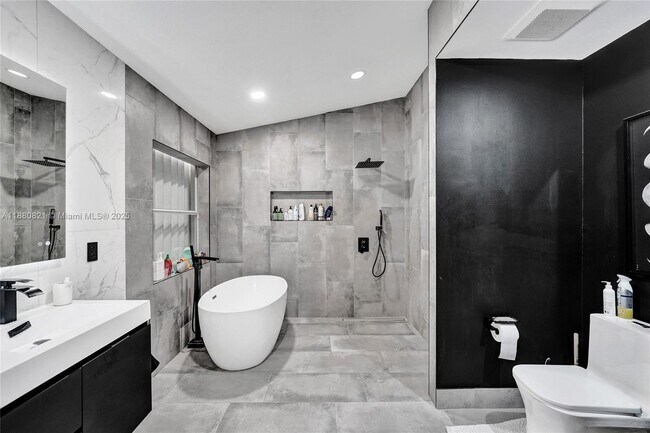Building Photo - 4955 SW 33rd Ave