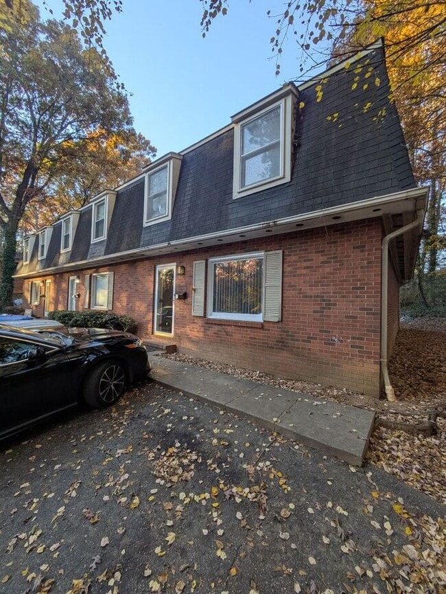 Building Photo - 3BD/2BA Townhome in Hickory!