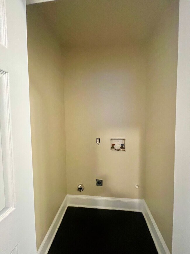 Building Photo - This 3 bedroom 1 bath home is located off Freedom Dr